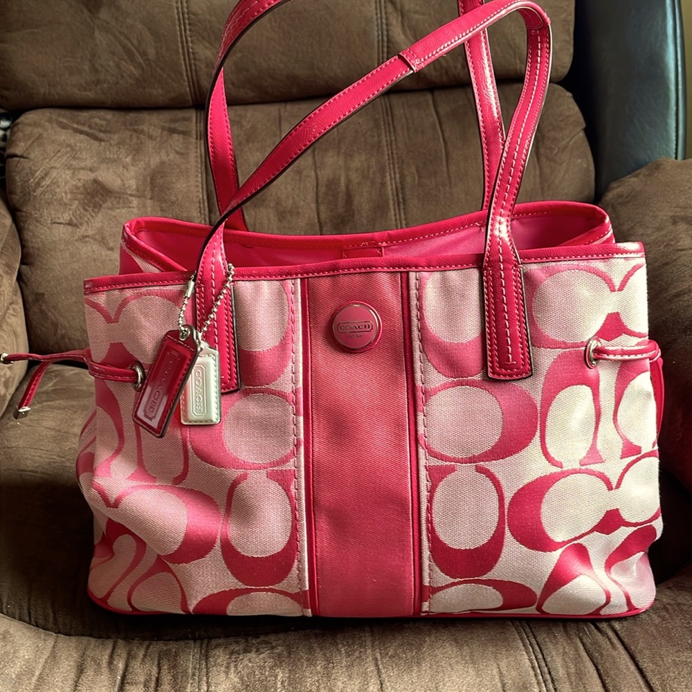 Coach Medium Signature Tote
